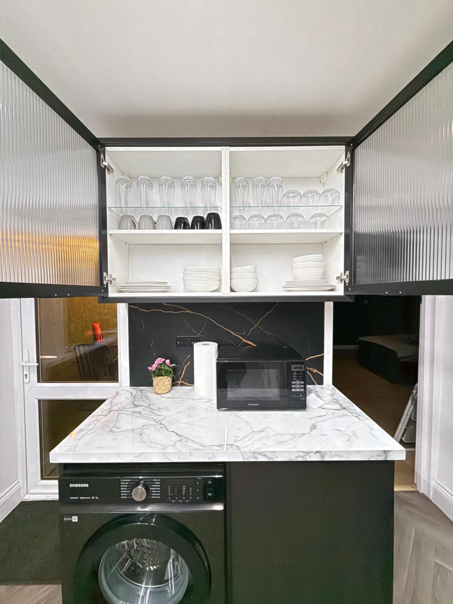 Centre- 9 Bed House With Free Parking