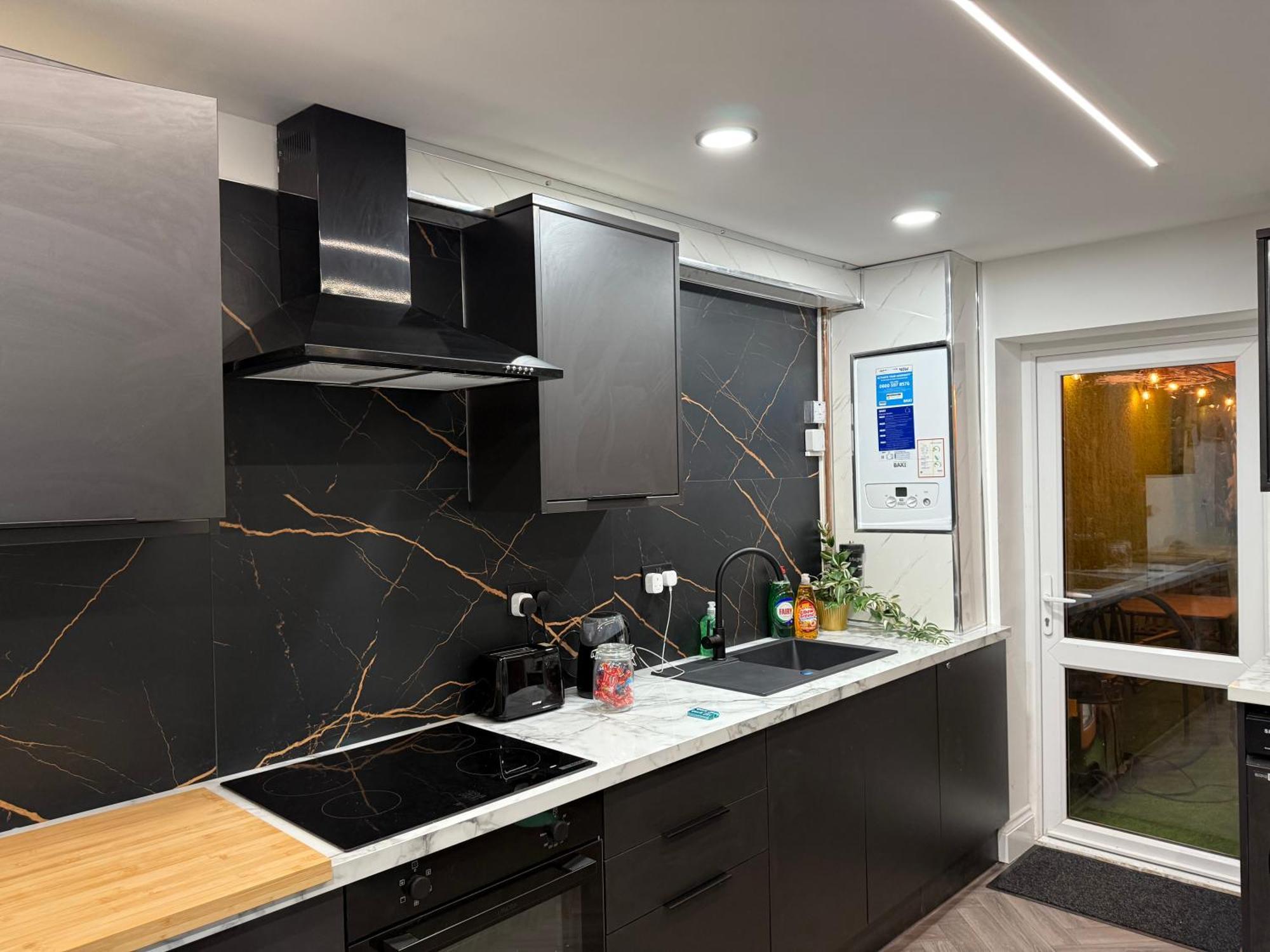 Centre- 9 Bed House With Free Parking Apartment