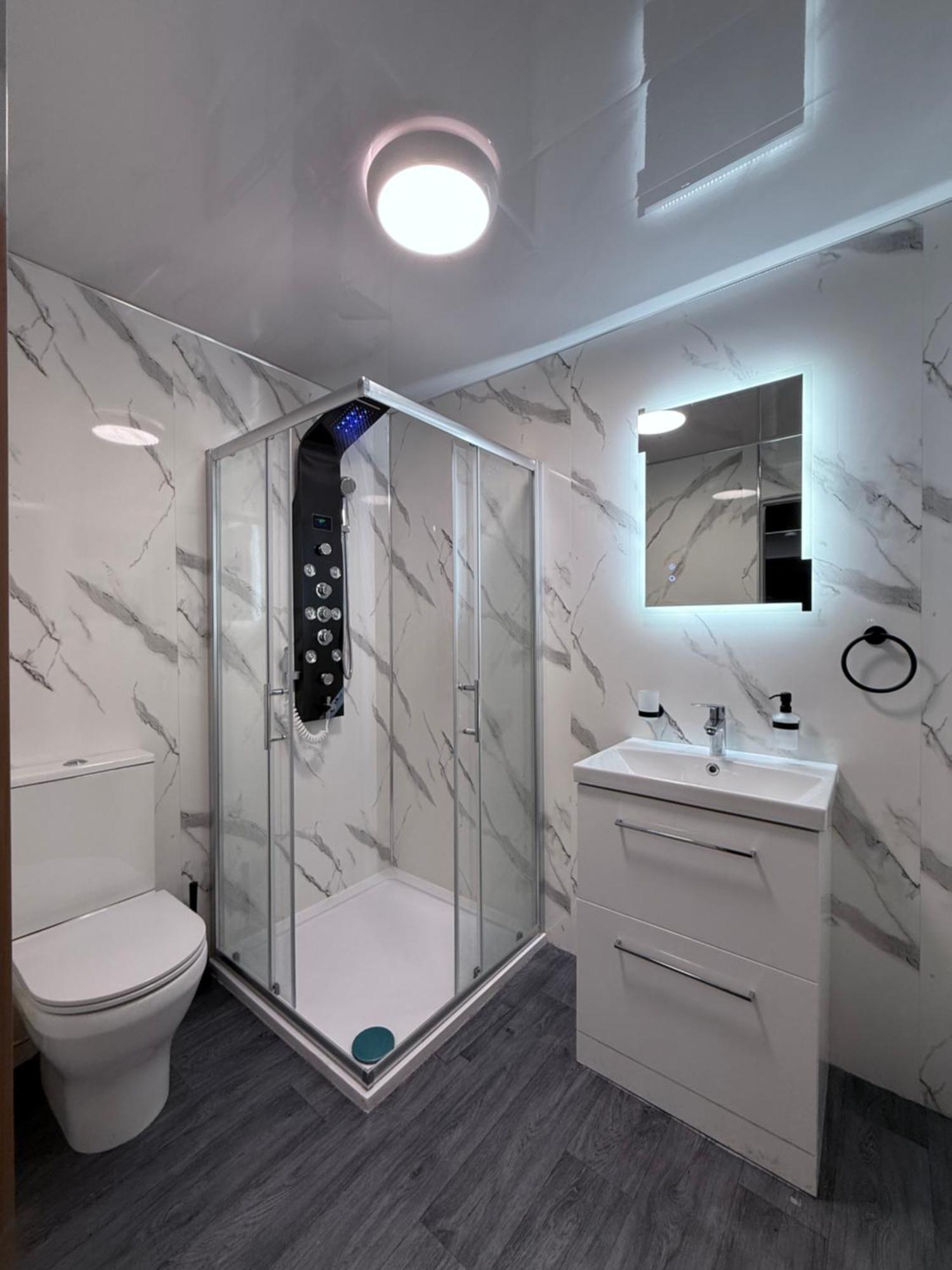 Centre- 9 Bed House With Free Parking *
