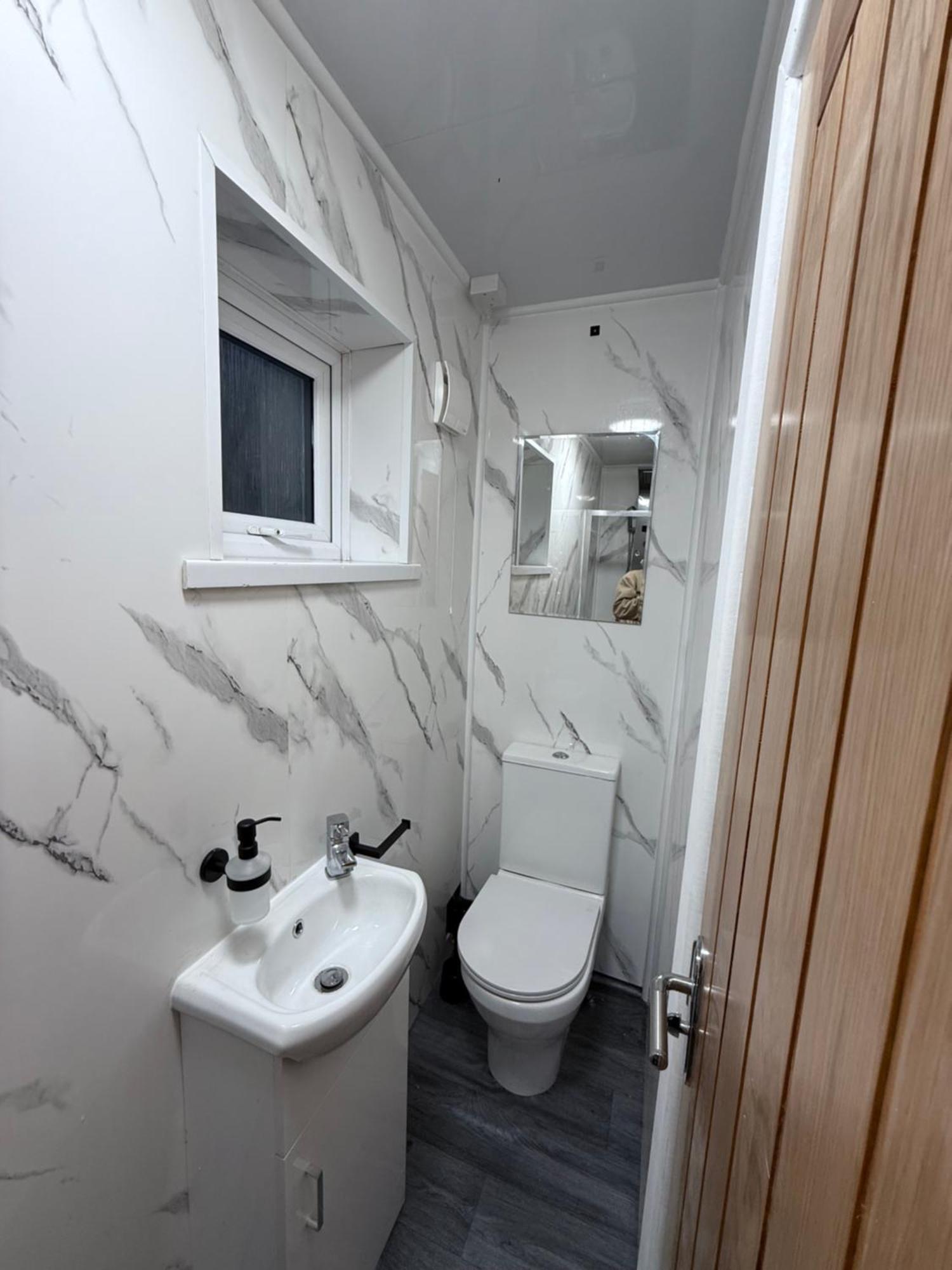 Centre- 9 Bed House With Free Parking Apartment