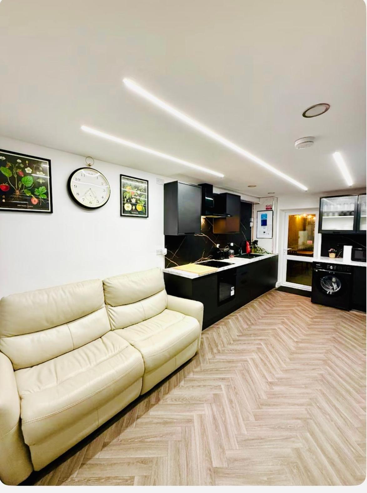 Centre- 9 Bed House With Free Parking