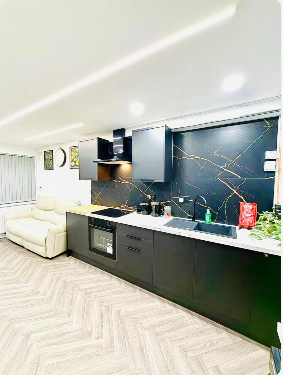 Centre- 9 Bed House With Free Parking